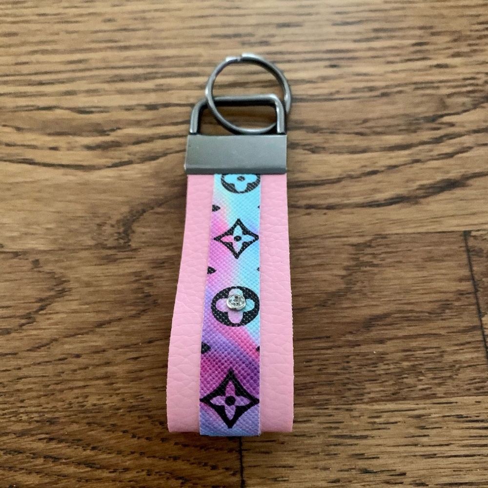 Gunmetal Key Chain Pink with Tie-Dye NEW